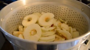 How to Make Apple Juice With a Steam Juicer