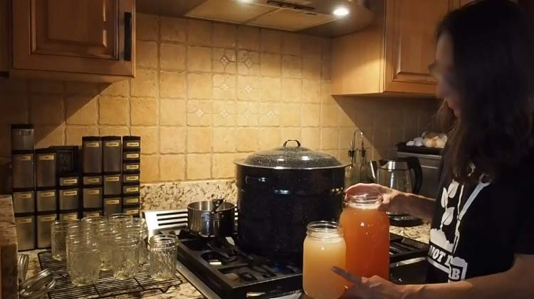 Canning process of the homemade Steamed grape juice